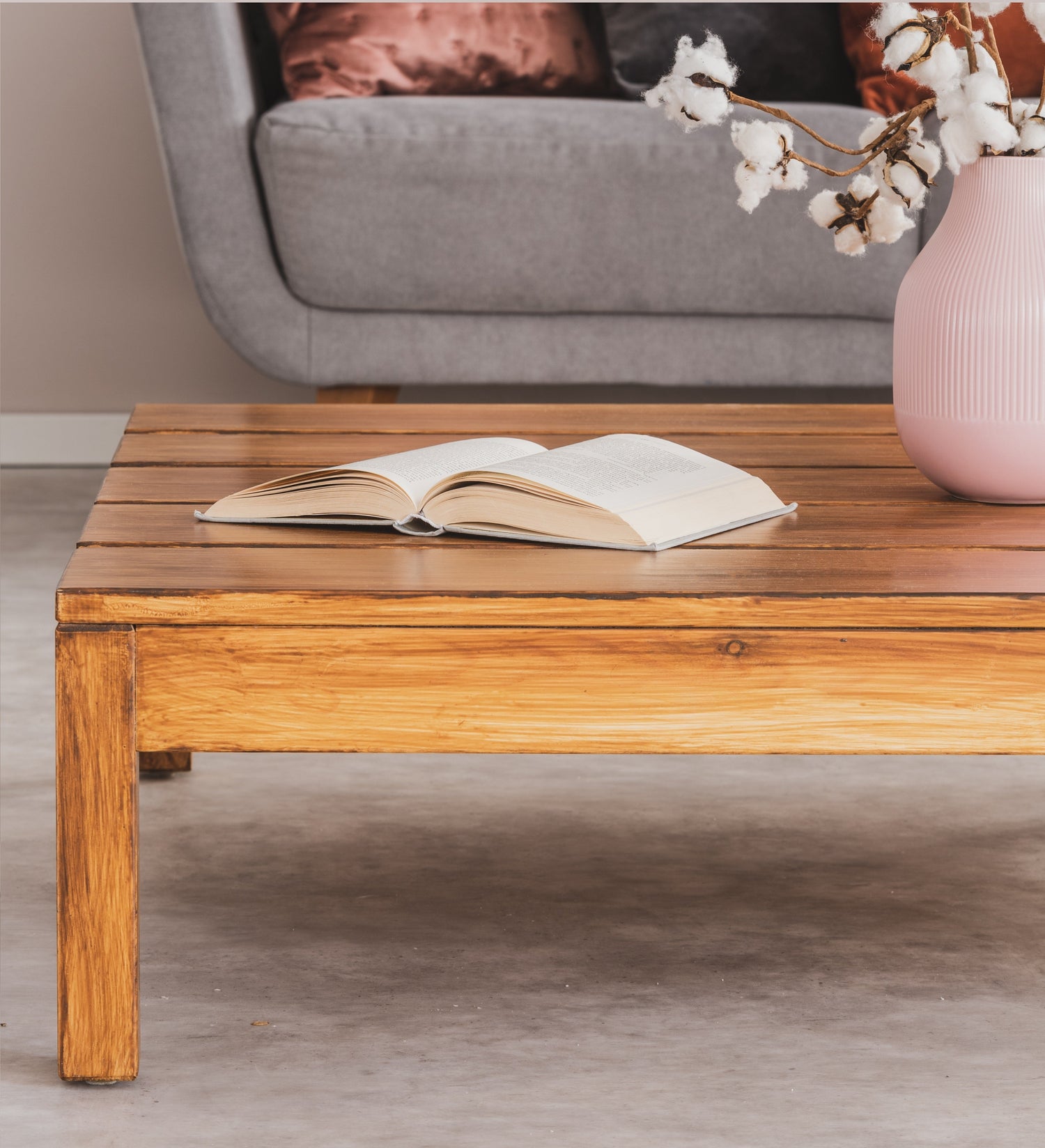 Table basse en bois massif naturel au design minimaliste, idéale pour un salon chaleureux et moderne.