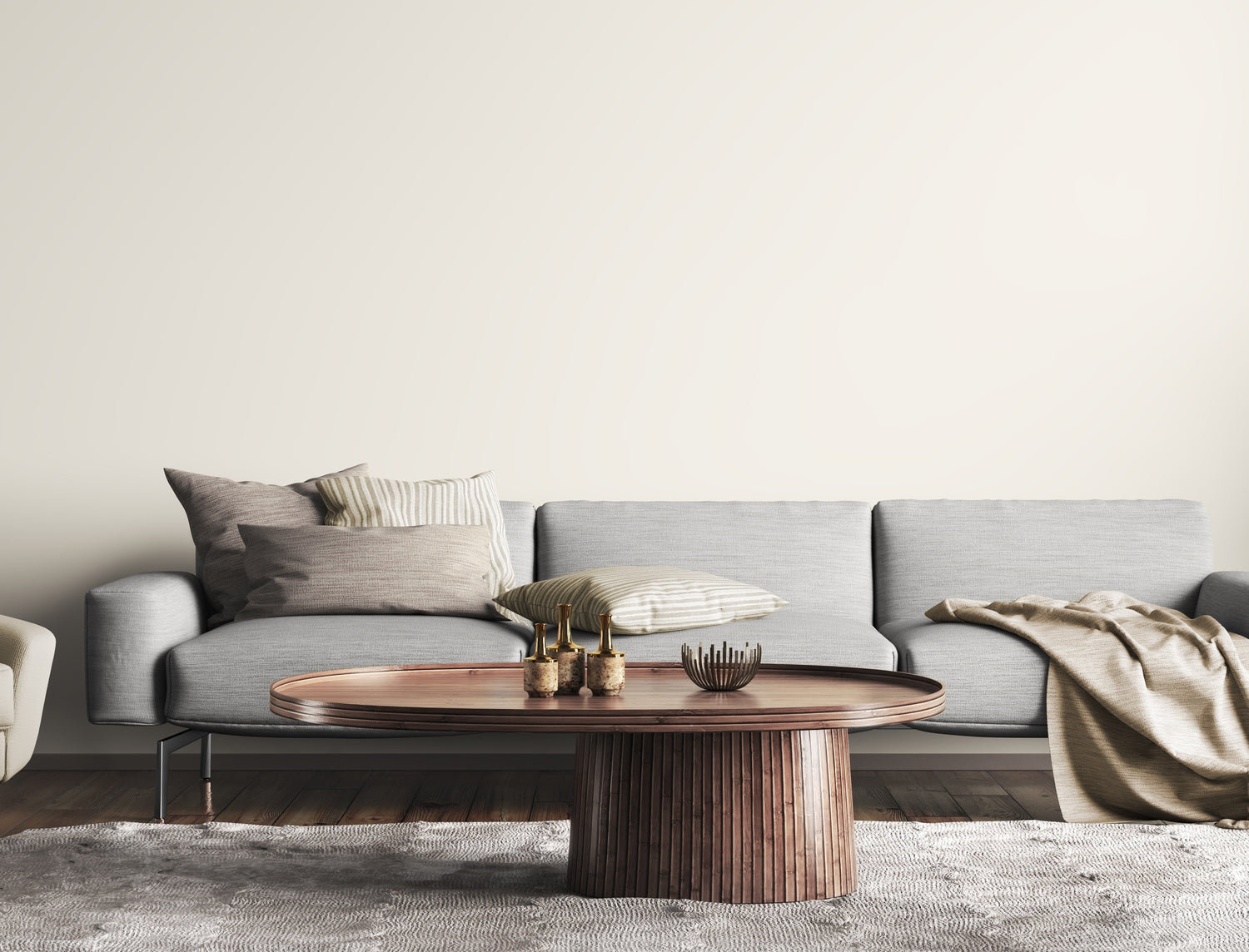 Salon moderne avec table basse en bois design et canapé gris, déco minimaliste et ambiance chaleureuse.