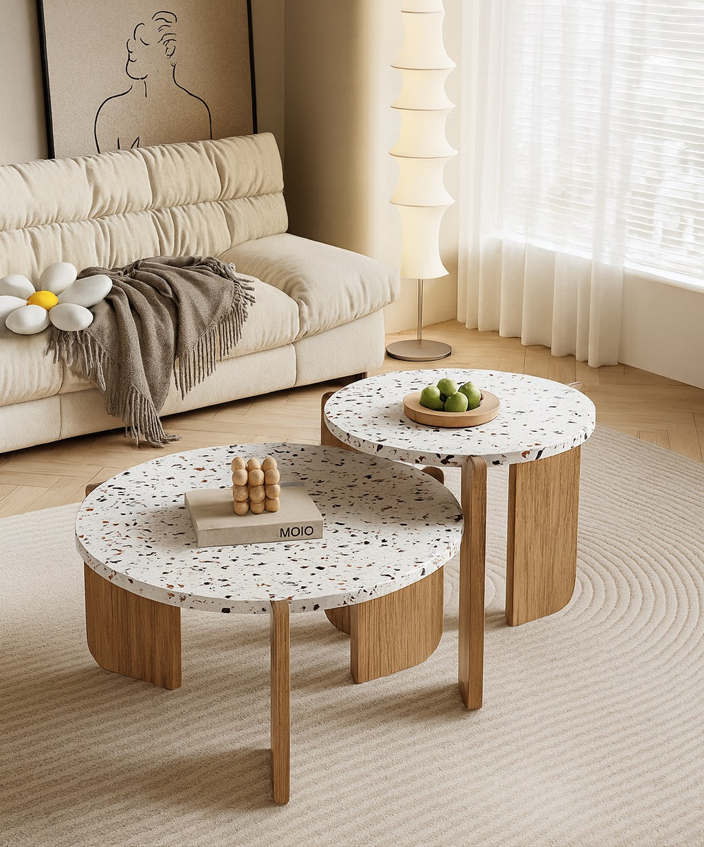 Table basse gigognes dans un salon moderne et élégant, décoré dans un style scandinave.