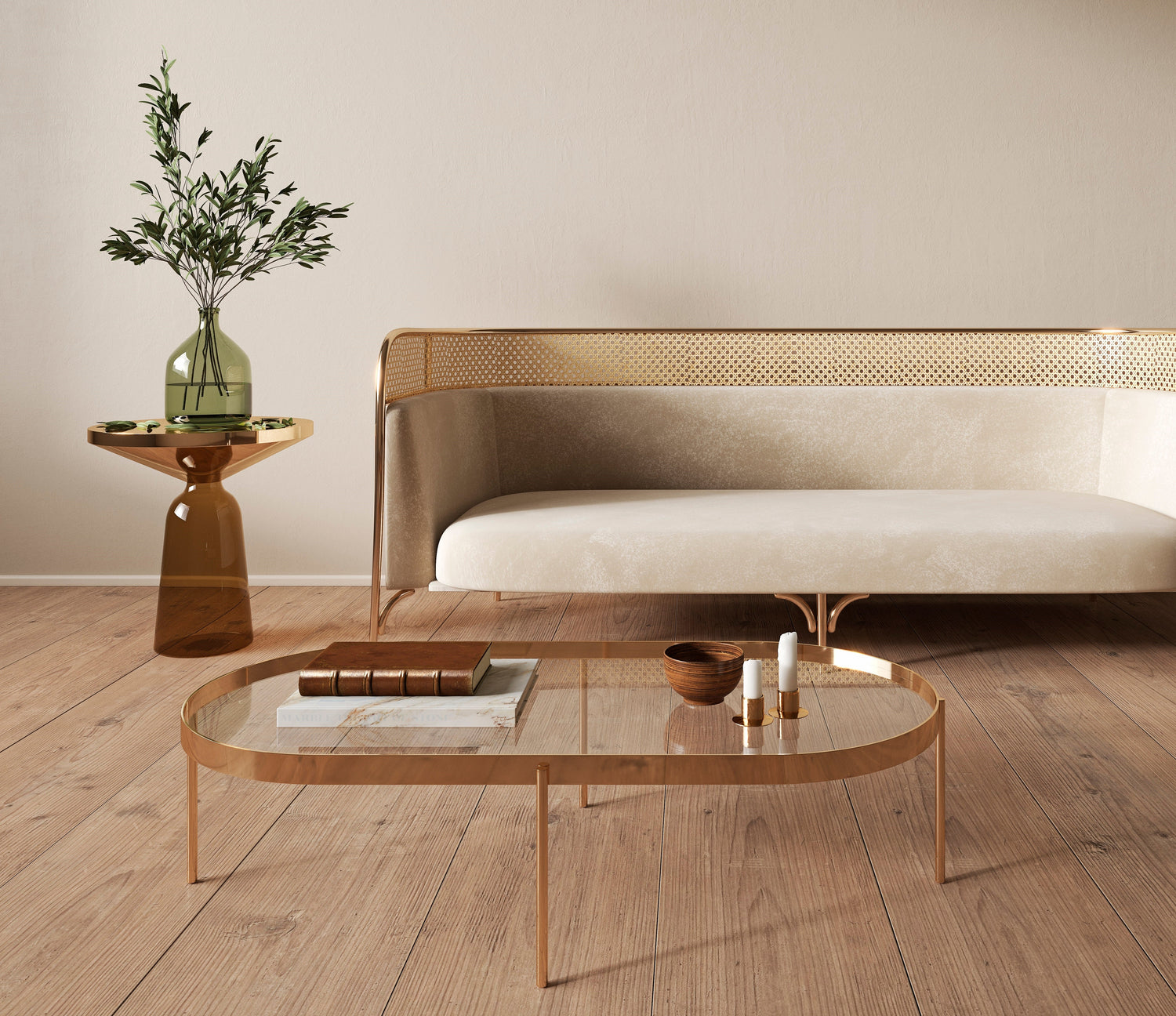 Table basse en verre élégante dans un salon raffiné, style contemporain avec touches dorées et bois naturel.