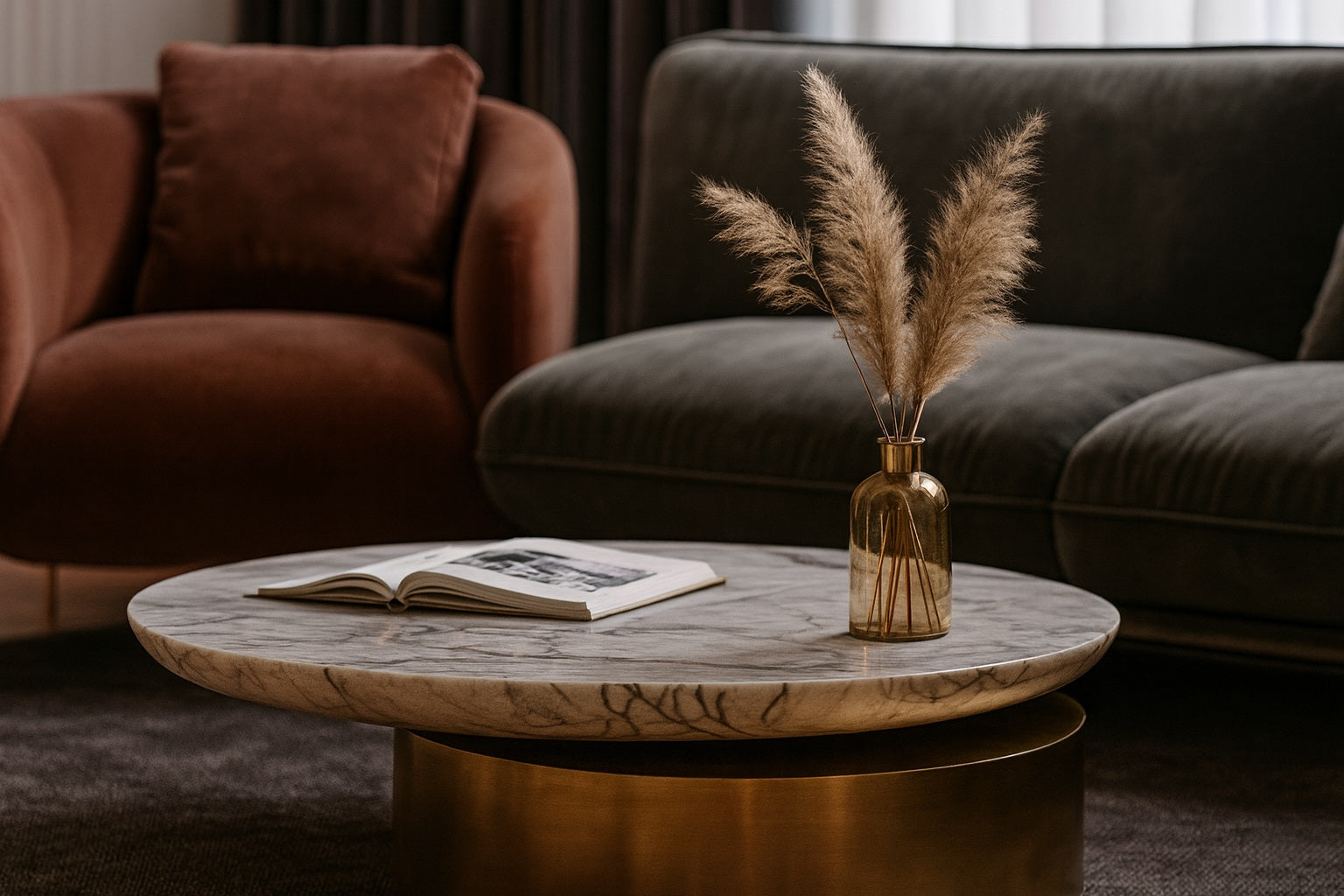 Zoom sur table basse ronde en marbre et métal doré dans un salon élégant