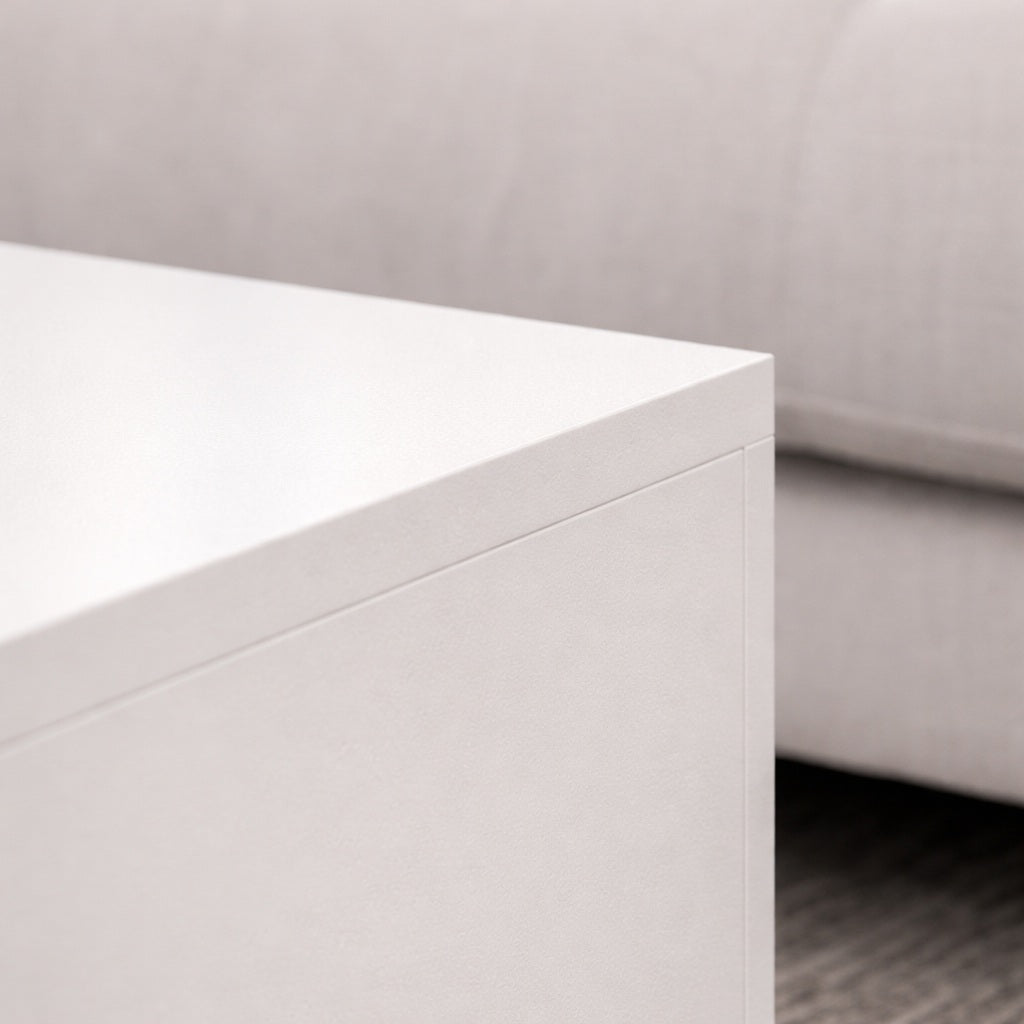 Détail de table basse blanche, table basse de salon avec plateau lisse et finition mate haut de gamme