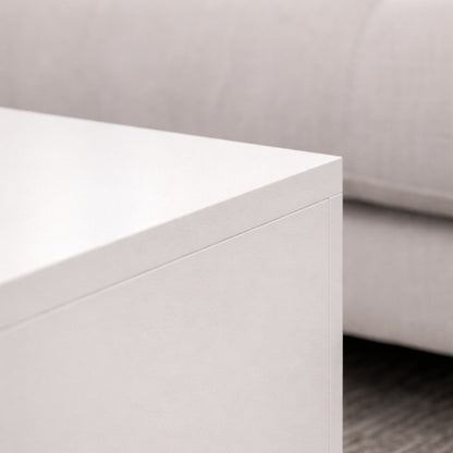 Détail de table basse blanche, table basse de salon avec plateau lisse et finition mate haut de gamme