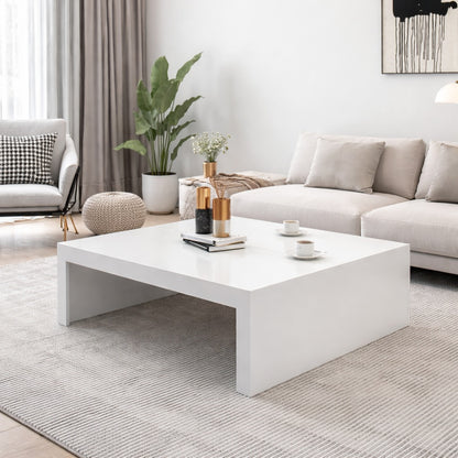 Table basse blanche dans un salon moderne, table basse de salon élégante et minimaliste au design épuré