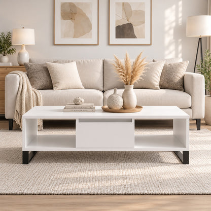 Table basse salon blanche design, installée dans un intérieur moderne et lumineux, vue de face