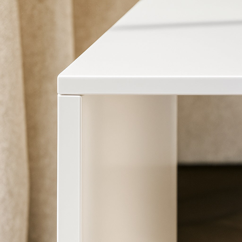 Détail de la table basse blanche en bois, finition soignée et lignes épurées.
