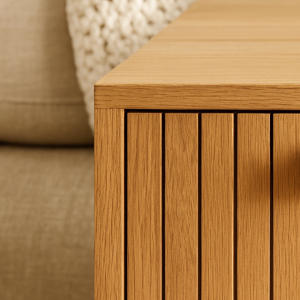 Zoom sur la texture naturelle du bois et la finition à lattes de la table basse en bois Lignum.