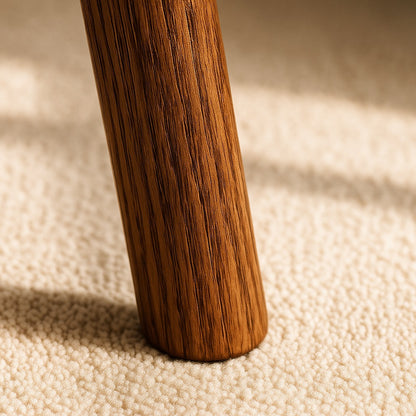Détail du pied d’une table basse ronde en bois, finition naturelle et texture authentique.