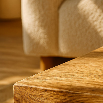 Zoom sur la texture naturelle d’une table basse en bois massif, finition lisse et élégante.
