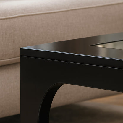 Gros plan sur la finition brillante et les courbes raffinées de la table basse noire design.