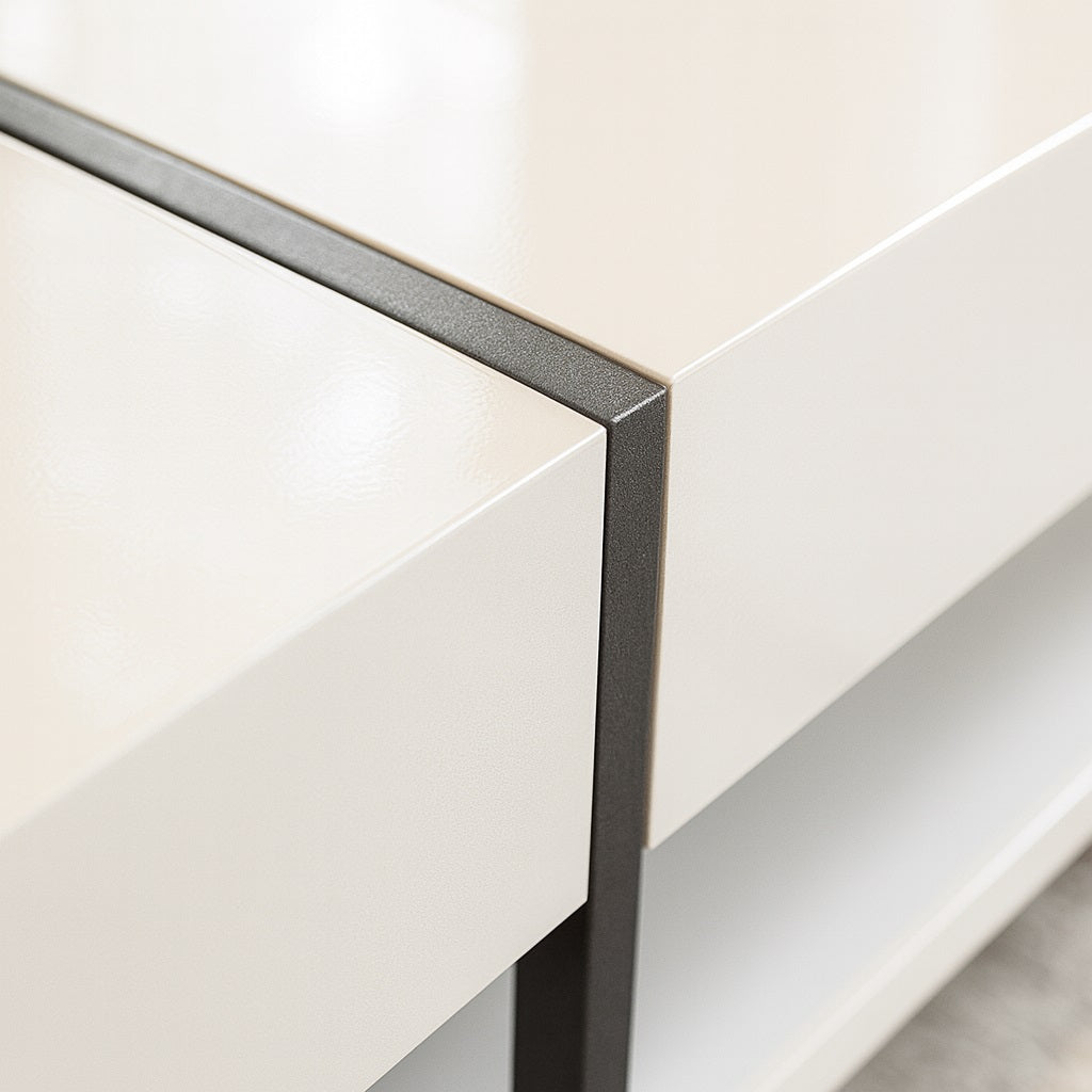 Zoom sur la finition laquée et les lignes noires de la table basse design Axis avec rangement.