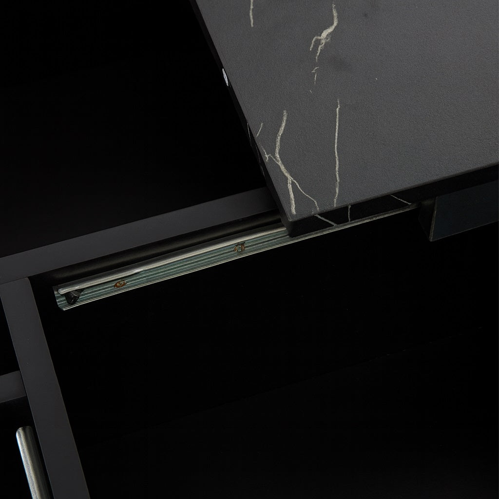 Mécanisme de glissière d’une table basse design noire avec rangement intégré.
