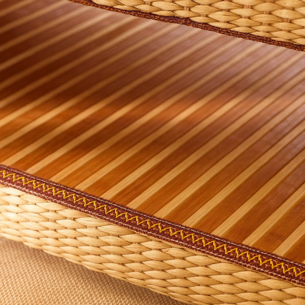 Détail d’une table basse design en bois avec plateau tressé et finition raffinée, texture naturelle haut de gamme.