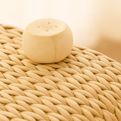 Zoom sur tressage naturel d’une table basse design en bois, motif raffiné et ambiance chaleureuse.