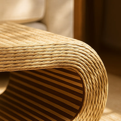 Détail du tressage naturel de la table basse design Rafia, finition artisanale soignée.