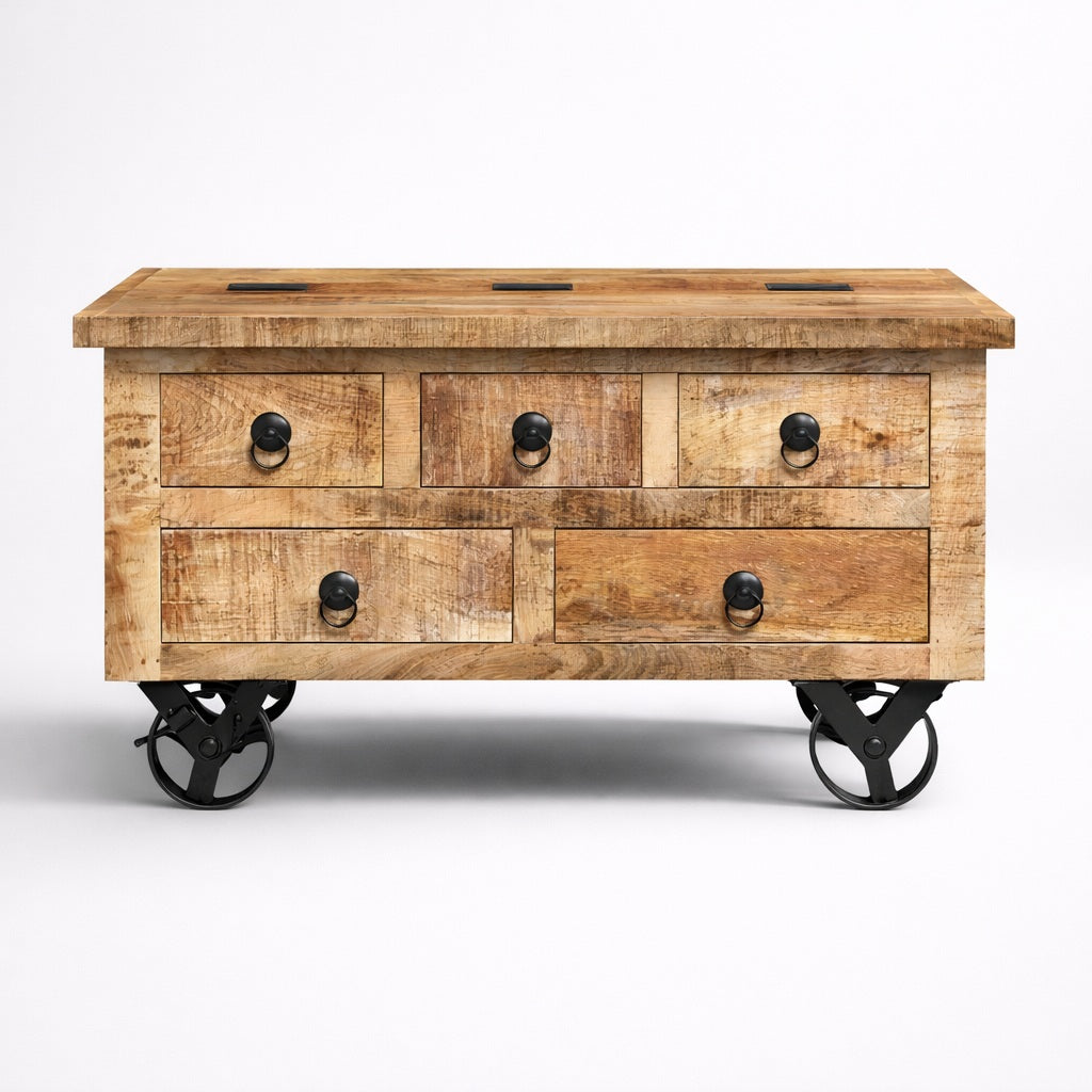 Table basse design en bois avec cinq tiroirs et roulettes métal, finition artisanale et look industriel.