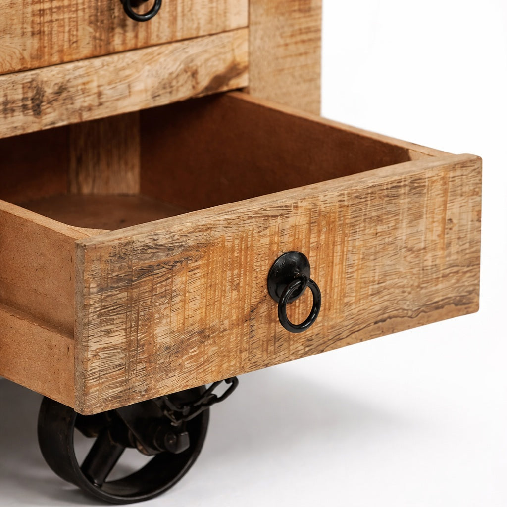 Détail de tiroir d’une table basse design en bois, rangement pratique avec poignées métal noir.
