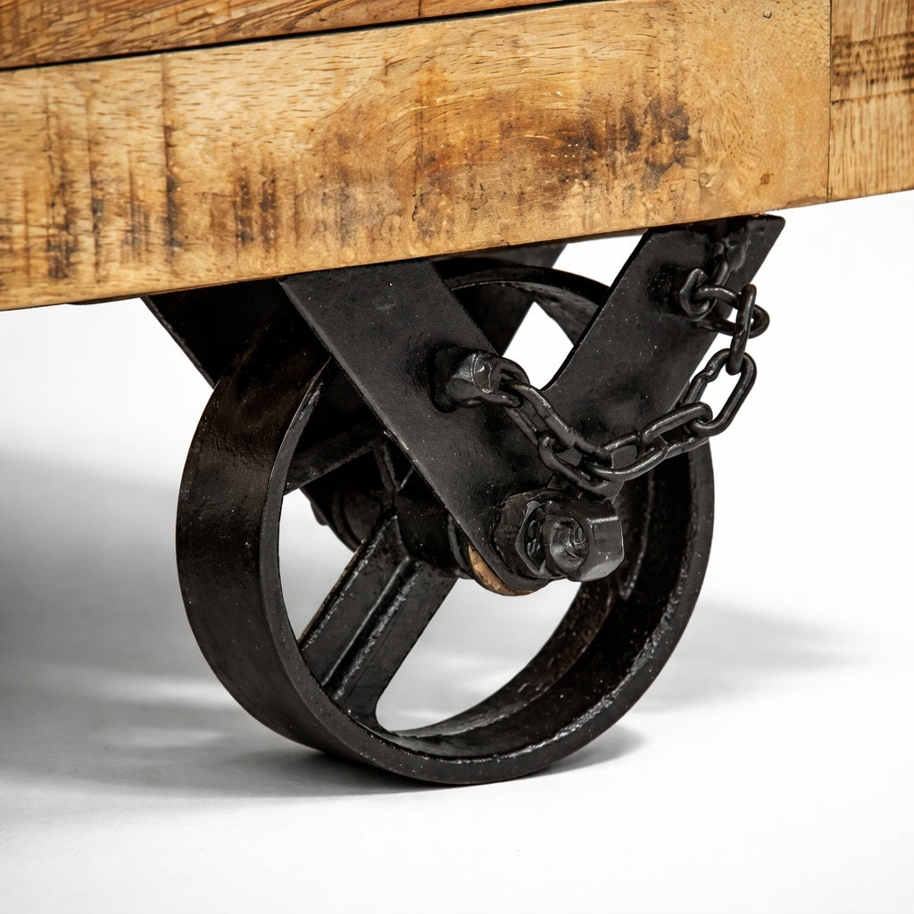 Gros plan sur roulette industrielle d’une table basse design en bois, structure robuste et mobile.