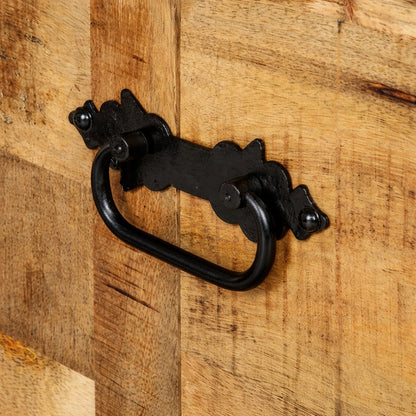 Poignée métal sur table basse design en bois, finition soignée et esprit meuble coffre industriel.