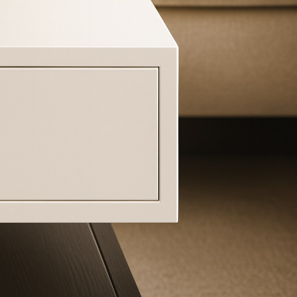 Détail de finition soignée d’une table basse design blanche avec structure bois foncé.