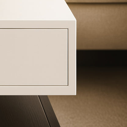 Détail de finition soignée d’une table basse design blanche avec structure bois foncé.