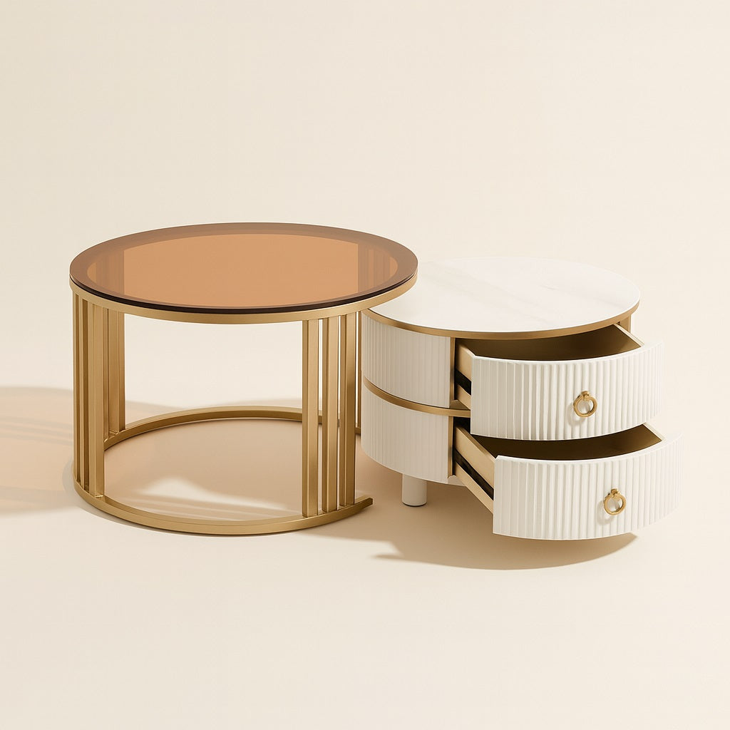 Table basse en gigognes ronde avec plateau verre et tiroirs ouverts, style chic et fonctionnel.