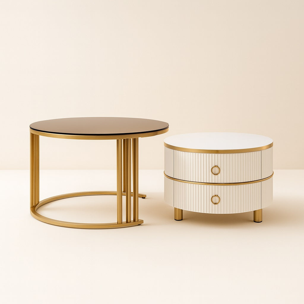 Table basse ronde en gigognes avec structure dorée et rangement, design élégant et moderne.