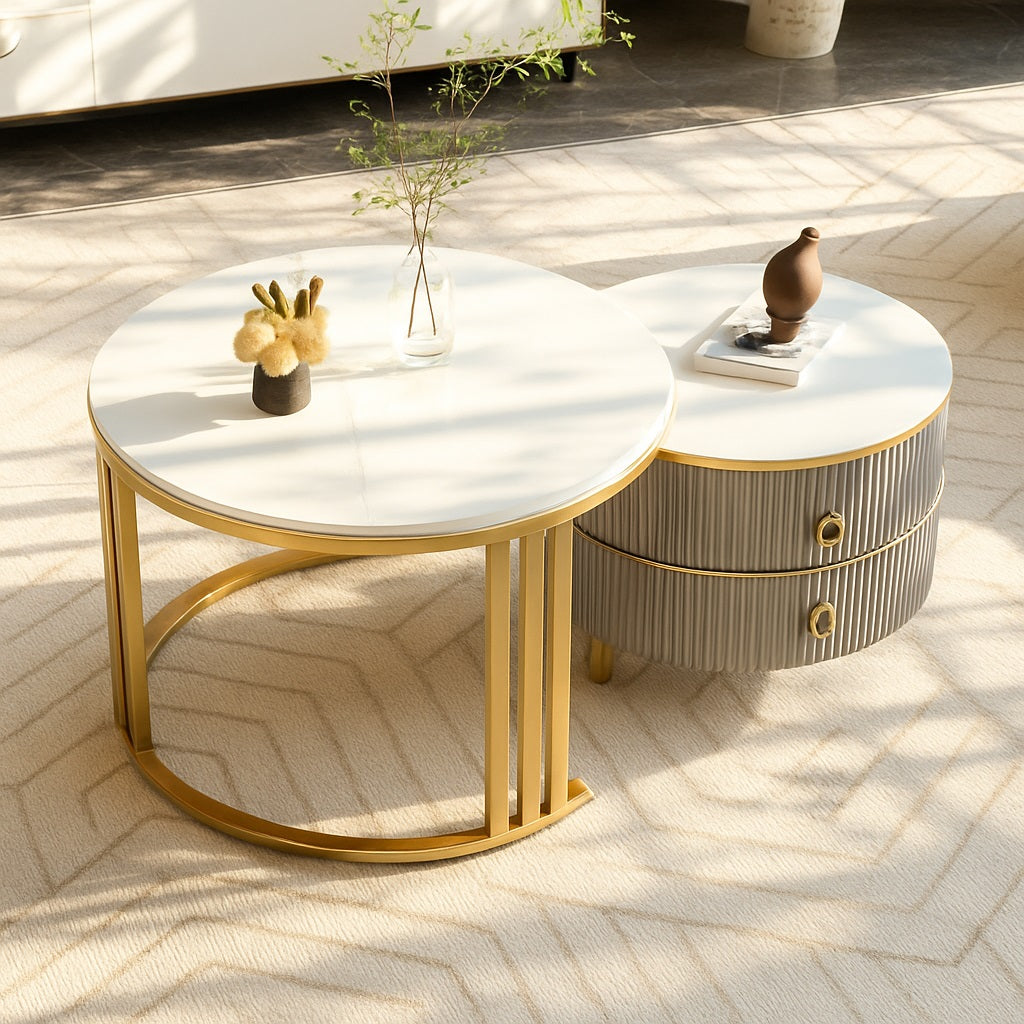 Table basse ronde et table basse gigognes grises intégrées dans un salon moderne et chaleureux.