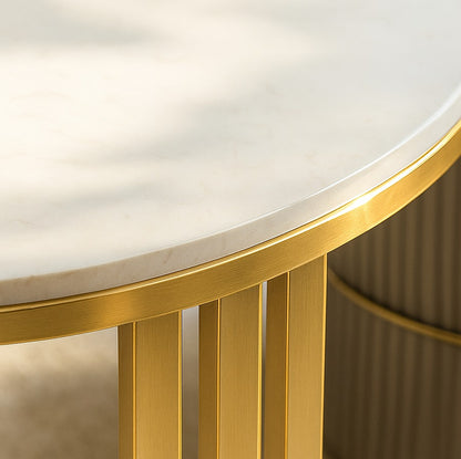 Zoom sur la table basse ronde des tables basses gigognes, plateau marbre blanc et pied doré.