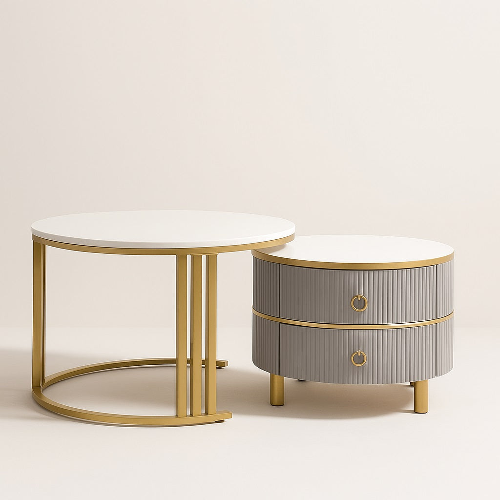 Table basse ronde blanche et table basse gigognes grises, design chic avec structure dorée.