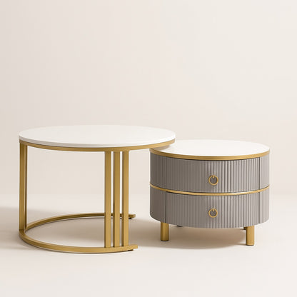 Table basse ronde blanche et table basse gigognes grises, design chic avec structure dorée.