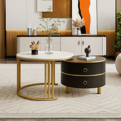 Table basse ronde et table basse gigognes noires avec pieds dorés, mise en scène moderne dans un salon élégant.