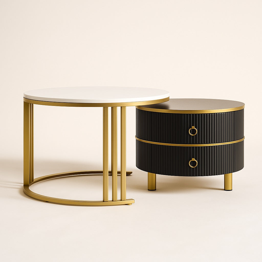 Table basse ronde blanche et table basse gigognes noires, design luxe avec pieds dorés.