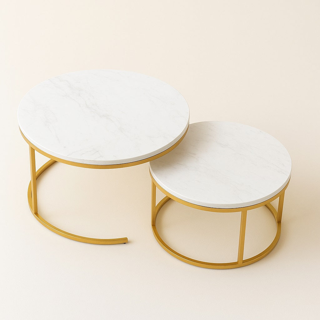 Ensemble de tables basses gigognes rondes dorées, marbre blanc, style contemporain.