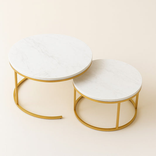 Ensemble de tables basses gigognes rondes dorées, marbre blanc, style contemporain.