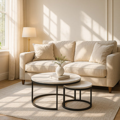 Table basse ronde gigognes Circa, marbre blanc et métal noir, déco salon moderne.