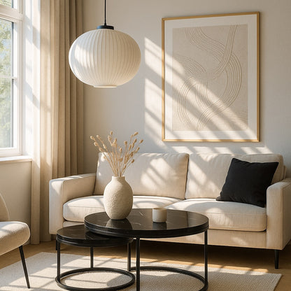 Table basse ronde gigognes Eclipso noire, marbre foncé et métal noir dans salon moderne.