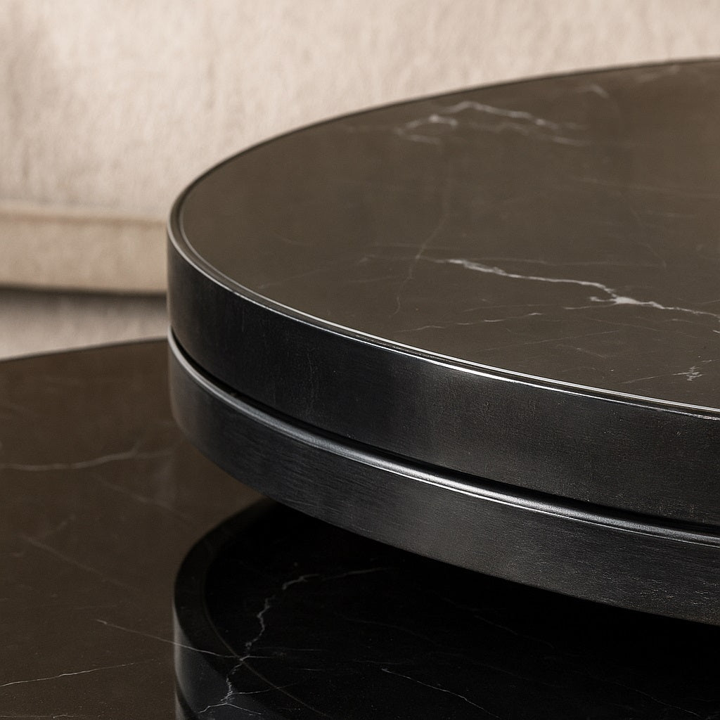 Détail du plateau marbre noir de la table basse ronde gigognes Eclipso, finition haut de gamme.