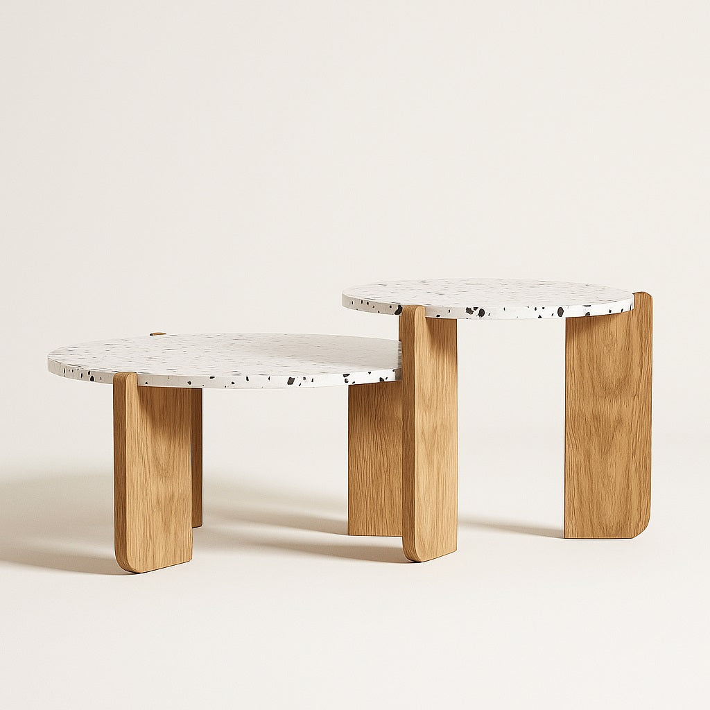 Duo de tables basses rondes gigognes terrazzo et bois clair au style contemporain.