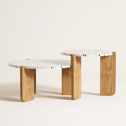 Duo de tables basses rondes gigognes terrazzo et bois clair au style contemporain.