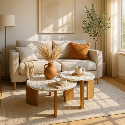Tables basses rondes gigognes terrazzo et bois clair dans un salon lumineux et naturel.