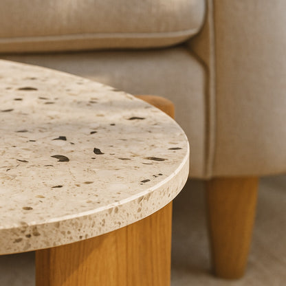 Détail du plateau terrazzo de la table basse gigognes Terrazia avec finition lisse et soignée.