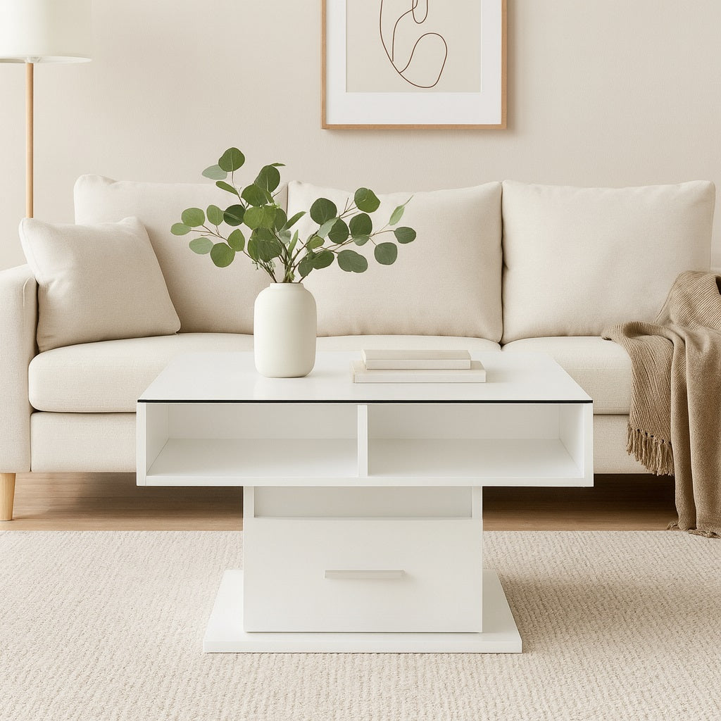 Table basse relevable blanche mise en scène dans un salon épuré et élégant.