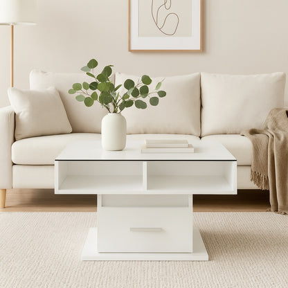 Table basse relevable blanche mise en scène dans un salon épuré et élégant.