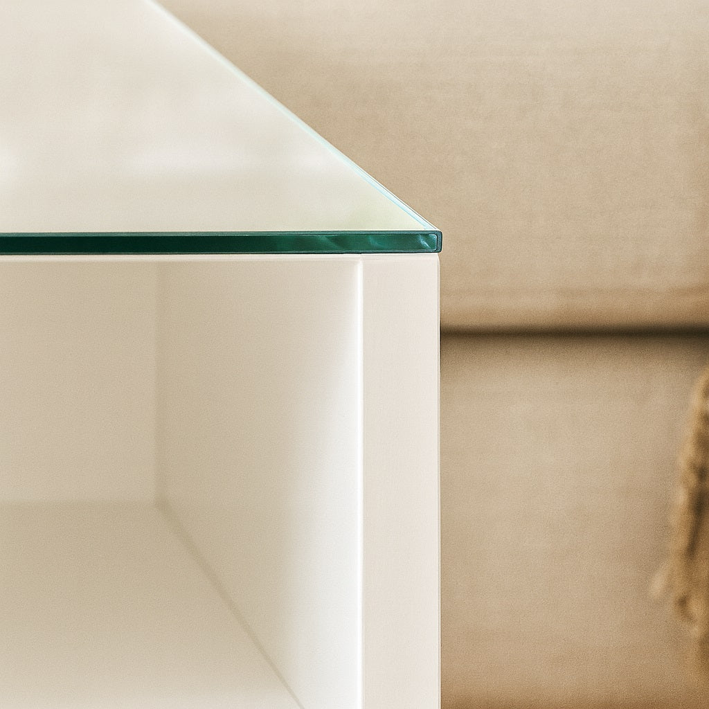 Zoom sur la finition brillante de la table basse relevable blanche design Altura.