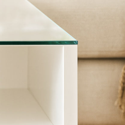 Zoom sur la finition brillante de la table basse relevable blanche design Altura.