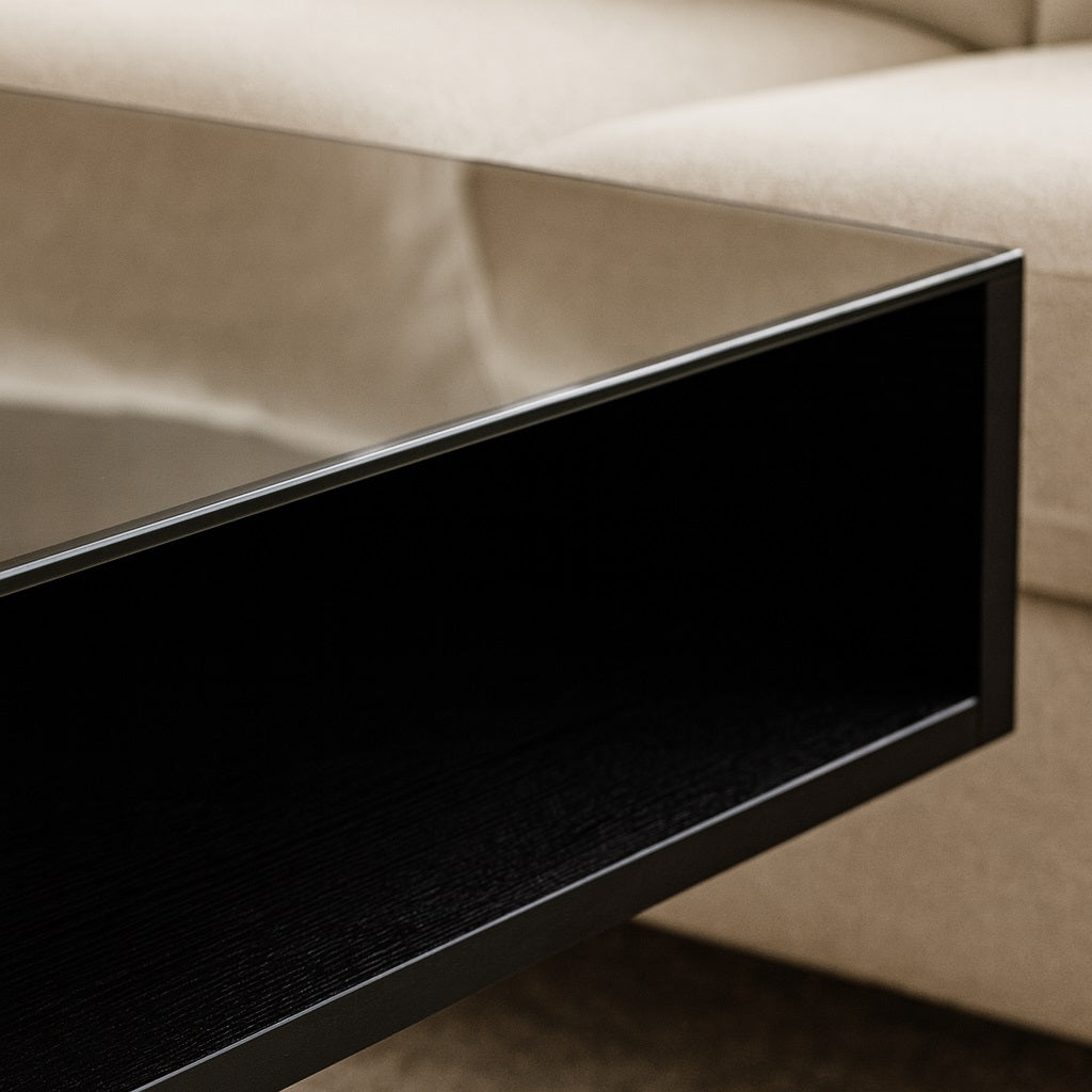 Zoom sur la texture brillante de la table basse relevable noire Altura, design contemporain.