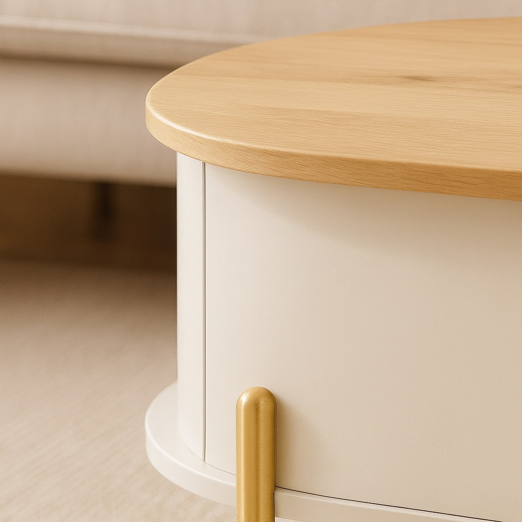 Zoom sur une table basse relevable en bois avec finitions soignées et pieds métal doré design.