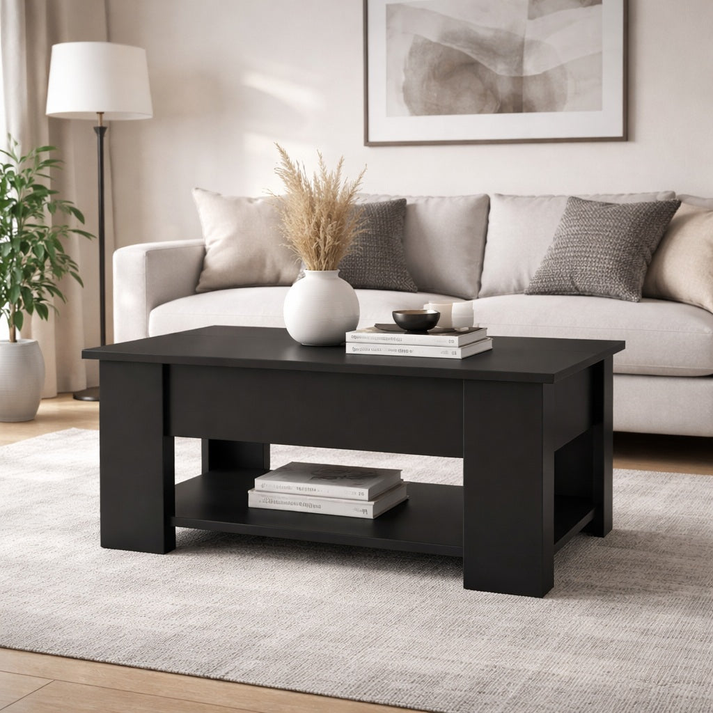 Table basse de salon noire relevable dans un intérieur contemporain, meuble fonctionnel et design épuré
