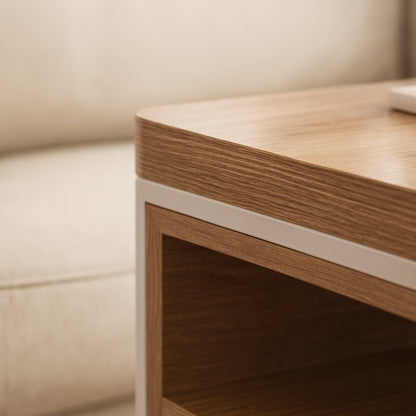 Détail du bord en bois clair d’une table basse relevable blanche au design épuré.